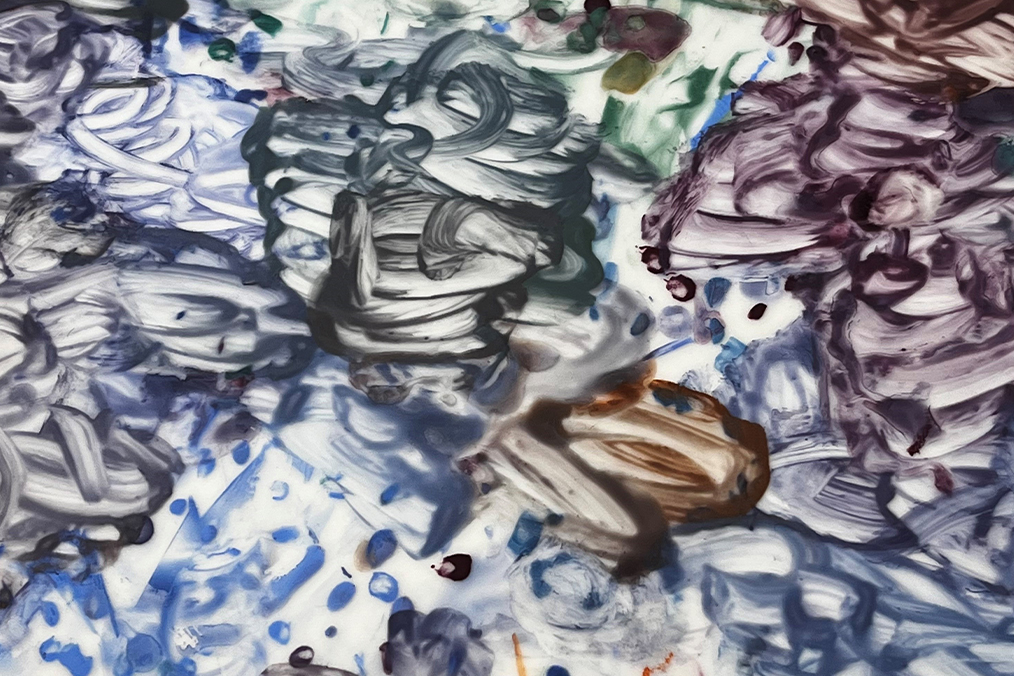 a close-up of the decoration process of the Harald award for 2023